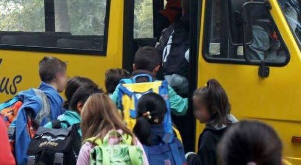 Bambini salgono su un pulmino per andare a scuola
