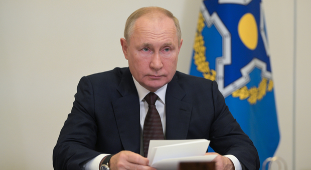 Covid, Putin 'accerchiato' e in autoisolamento: «Positive decine di persone del mio staff»