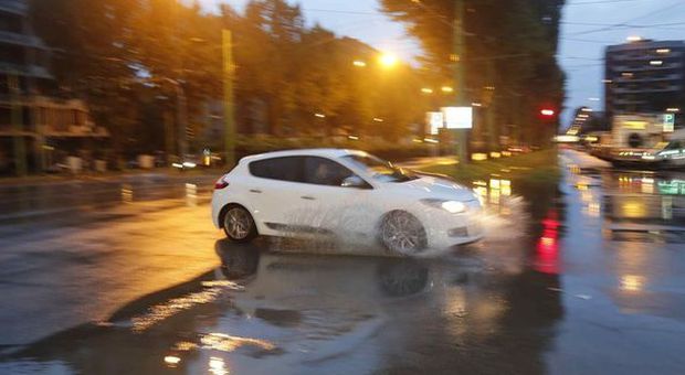 Milano, emergenza maltempo: intrappolata in auto nel sottopasso allagato a Rho, salvata in extremis