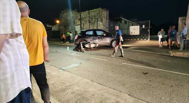 Scooter si schianta contro un'auto, uomo salvato dal casco protettivo