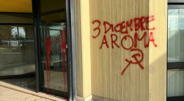 Atto vandalico nella notte: la sede di Confindustria imbrattata con la vernice rossa