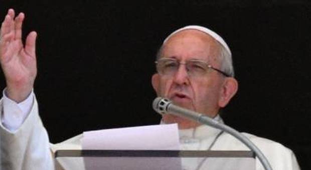 Papa Francesco boccia l'idea del reddito di cittadinanza: «Serve lavoro per tutti e non forme di assistenzialismo»