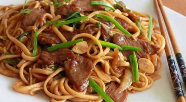 Il ristorante cinese e i noodles conditi con ​l'oppio: "Crea dipendenza e i clienti tornano"