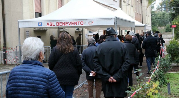 Omicron dilaga a Benevento e Sannio: tutti in fila e caos per i vaccini