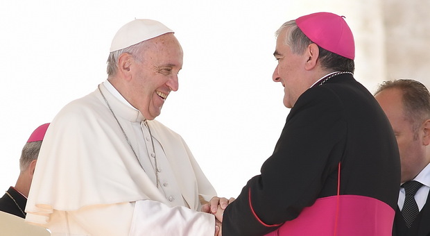 Papa Francesco ricoverato: «Ha trascorso una notte tranquilla». Monsignor Seccia: «Pregiamo per lui»