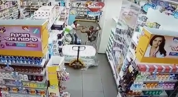 Israele, palestinese accoltella alle spalle commesso di un supermercato