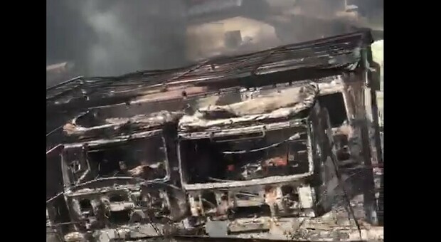 Autorimessa in fiamme, distrutti diversi camion a ridosso della Pontina