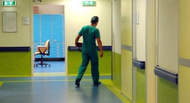 Sedava e derubava i pazienti in ospedale: infermiere condannato