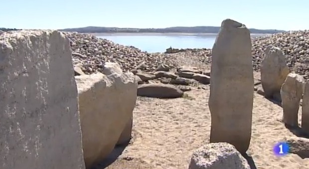 Stonehenge, siccità fa emergere nuovi megaliti in Spagna: hanno 4mila anni e servivano per osservare gli astri
