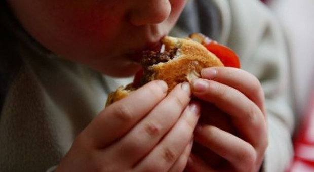 Vietato bere e mangiare sui mezzi pubblici: parte il piano contro l'obesità infantile