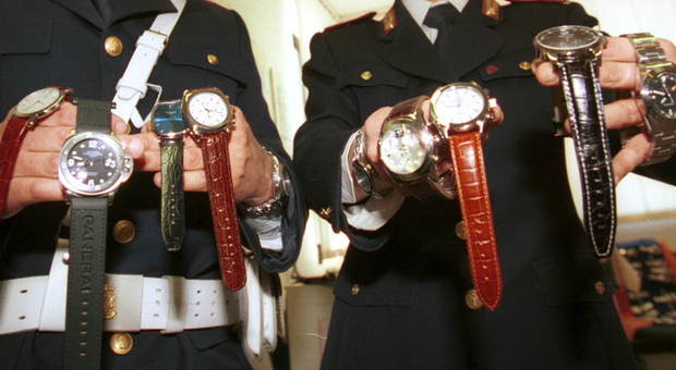 Roma, blitz della polizia al mercato ex Bastogi: sequestrati orologi falsi e prodotti contraffatti