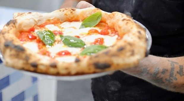 Pizze, boom di richieste a Caserta e pizzeria vara il «numero chiuso»