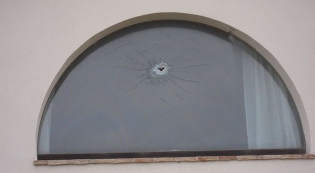 Colpo di fucile contro una finestra Nel casolare spesso ci sono i bimbi