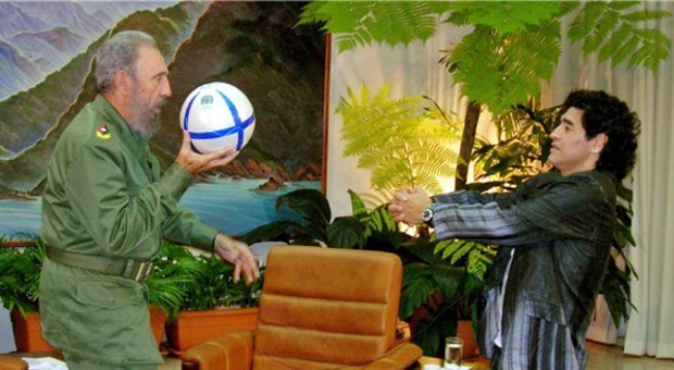 Fidel Castro pubblica sul Granma la lettere con Maradona: «Ti abbraccio Maestro»