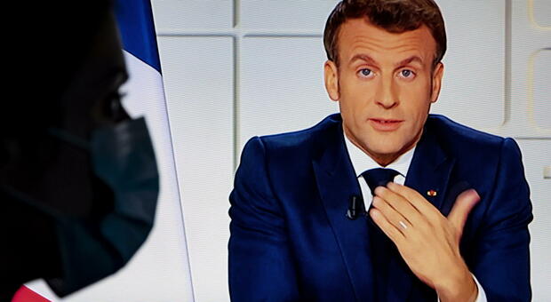 La Francia torna in zona rossa: l'annuncio di Macron in tv. «Scuole chiuse per tre settimane e coprifuoco alle 19»