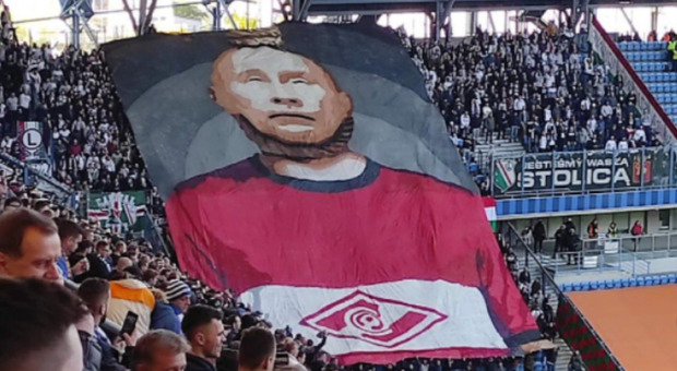 Putin con un cappio al collo: lo striscione choc in Polonia dei tifosi del Legia Varsavia