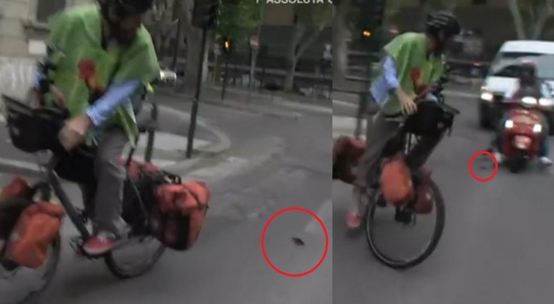 Jovanotti va in bici da Fiorello, ma il telefono gli cade e viene distrutto da una Vespa: le immagini in diretta a Viva Rai 2
