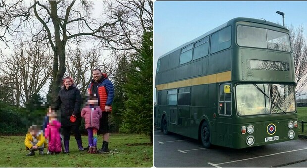 Famiglia di sei persone lascia casa e va a vivere in un autobus: «Così risparmiamo oltre 1000 euro al mese»