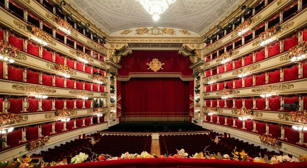 Alla Scala di Milano cade un telefonino dal palco sul pubblico in platea