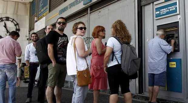Grecia, banche chiuse fino a mercoledì. Prelievo massimo di 60 euro. Mezzi di trasporto gratis