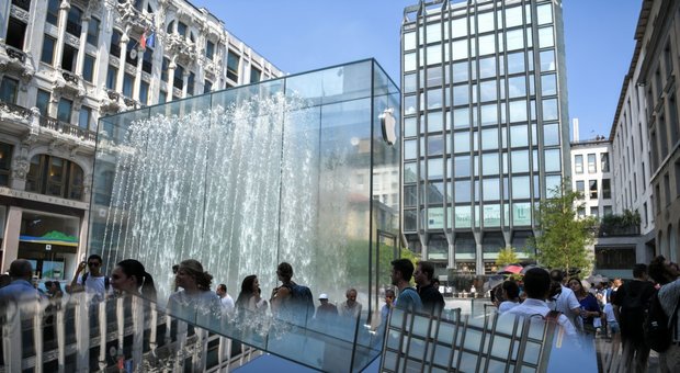 Milano, apre il nuovo Apple store in Piazza Liberty