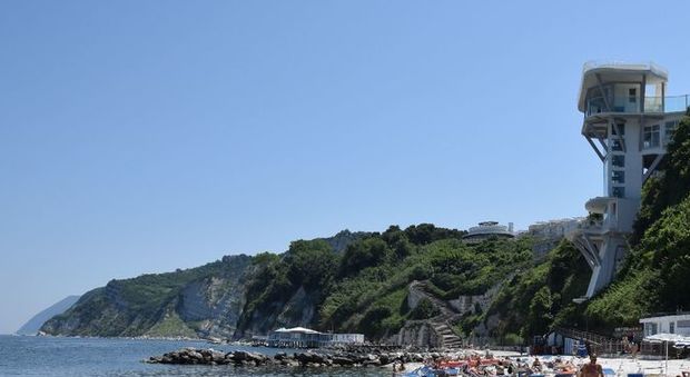 Ancona, prolifera l'alga tossica: divieto di balneazione al Passetto