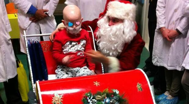 Babbo Natale contagiato: ha il Covid l'uomo che ogni anno porta i doni ai bimbi in ospedale