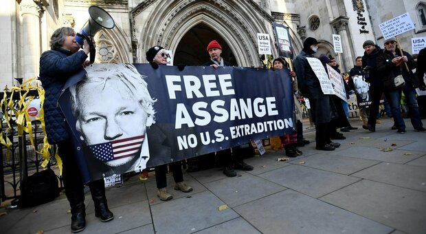 Ictus in carcere per Assange, la moglie: «Liberatelo adesso»