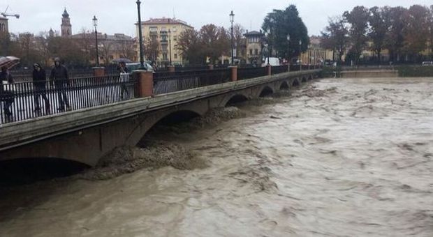 Allagata Parma, crolla un ponte."C'è un disperso"
