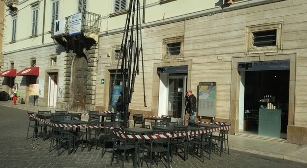 Ascoli, bruciato tendone di un bar Atto vandalico in piazza Arringo