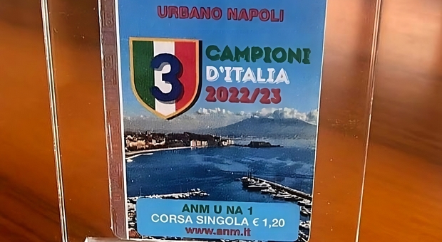 Il biglietto celebrativo dell'Anm e del Comune di Napoli