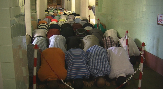 Musulmani in preghiera nella moschea di Ostia (Foto di Mino Ippoliti)