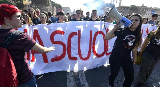 Sciopero scuola, studenti in piazza in 70 città. "No all'alternanza scuola-lavoro"