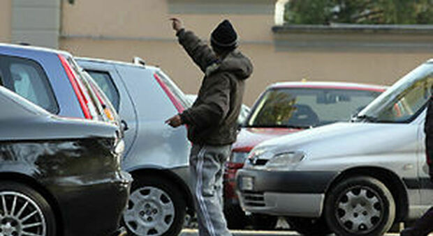 Napoli: parcheggiatori abusivi denunciati dalla polizia, scatta l'ordine di allontanamento