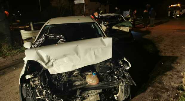 Schianto frontale tra due auto: feriti due gemelli di Paglieta e un 29enne di Mazzagrogna (foto Andrea Colacioppo)