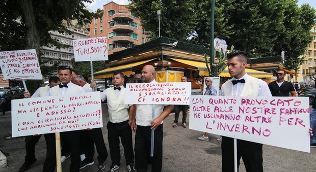 Chalet Ciro, stop a tavoli e ombrelloni protesta e raccolta firme