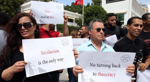 «Lasciateci aprire i bar»: in Tunisia la protesta laica anti Ramadan