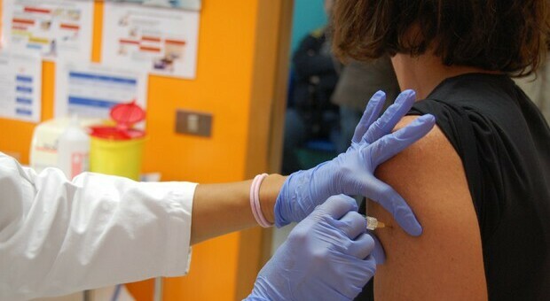 Vaccino antinfluenzale, ordini solo per fasce deboli: milioni di persone scoperte