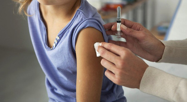 Vaccini anti Covid per adulti somministrati per errore a 112 bambini. Farmacia sotto accusa
