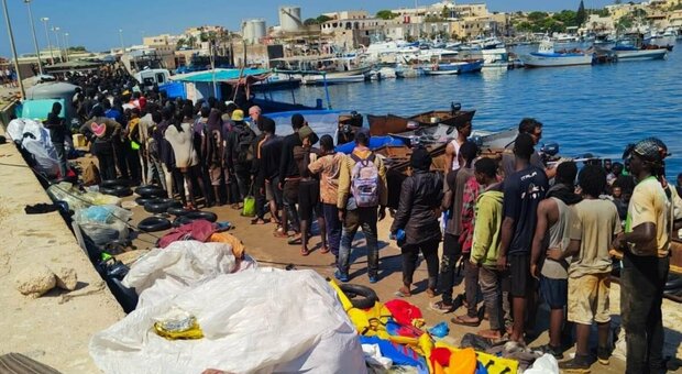 Lampedusa, sbarchi record: oltre 6mila migranti sull'isola. «Hotspot al collasso». Morto un neonato di 5 mesi