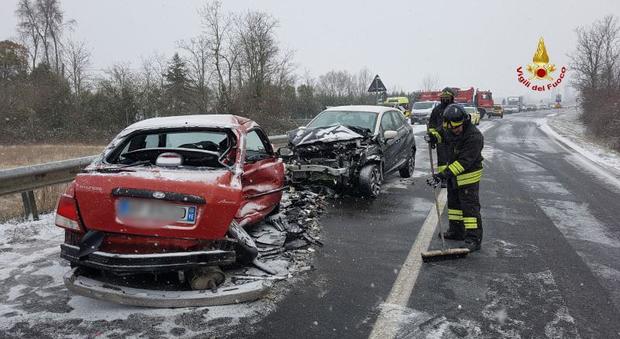 Frontale sulla Triestina fra una Renault e una Hyundai: 3 persone ferite