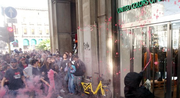 Cori contro Salvini, vetrine imbrattate e traffico in tilt: studenti in corteo a Milano contro "Scuole sicure"