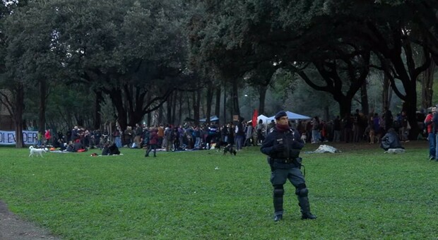 Decreto rave, 150 persone a Caracalla contro il governo: la polizia circonda i manifestanti