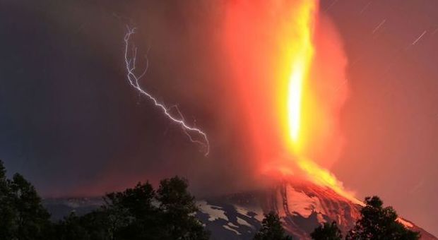 Cile, allarme rosso per l'eruzione del vulcano Villarica: evacuate migliaia di persone