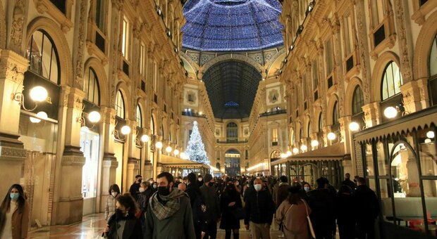 Milano, ingressi contingentati in Galleria Vittorio Emanuele: calano le terapie intensive