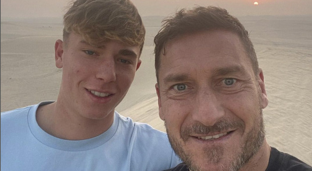 Francesco Totti e il figlio Cristian sorridenti in Qatar