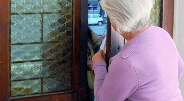 Roma, truffa del finto incidente: bancaria salva un'anziana. La 90enne voleva prelevare 30mila euro per "aiutare" la figlia