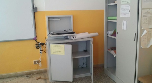 Monteporzio Catone, ladri-vandali nella scuola media: rubati computer e danneggiate attrezzature