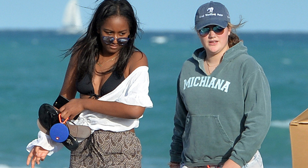 Sasha Obama, bikini in spiaggia tra amiche e bodyguard