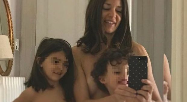 Alessia Fabiani, selfie nuda con i figli sul letto. I fan si dividono: "Vergognosa", "Bellissimi"